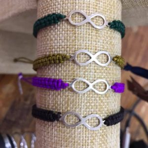 Pulsera infinito en macrame