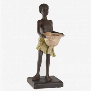 Niño Africano de Pie con Salacot en Manos